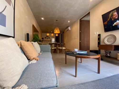 een woonkamer met een bank en een tafel bij 2 Bed Bath for 5 Casa Azul in Tulum