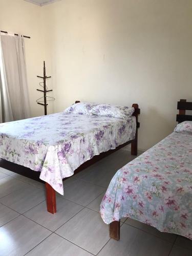 um quarto com duas camas num quarto em Recanto Magalhães em Barra do Garças