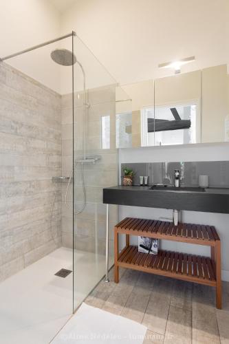 La salle de bains est pourvue d'une douche en verre et d'un banc. dans l'établissement La Virginie - Suite Ile'Ô, à La Couarde-sur-Mer