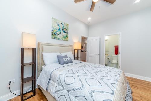 um quarto com uma cama e uma ventoinha de tecto em Lux Apt in Bronzeville, Min from Downtown-RSV Now! em Chicago