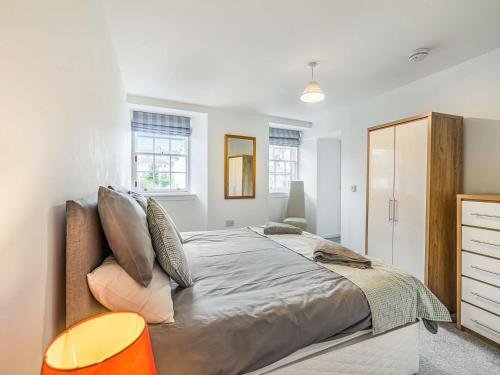 um quarto com uma cama grande e uma cómoda em Inverkeithing View - Uk38588 em Inverkeithing
