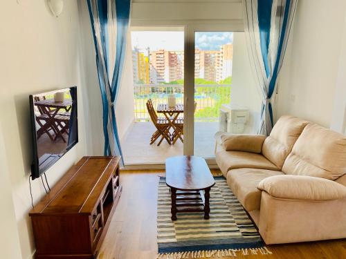 een woonkamer met een bank en een tafel bij Apartamento en la playa Canet al Mar en Canet den Berenguer in Canet de Berenguer