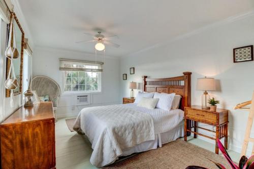 een slaapkamer met een bed en een plafondventilator bij Lovely 2 bedroom condo in the heart of Flagler in Flagler Beach