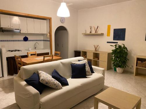 sala de estar con sofá y cocina en Appartamento in centro paese, en Monterosi