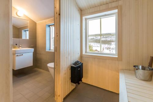 bagno con servizi igienici e finestra. di Ramundberget Skarsgården a Bruksvallarna