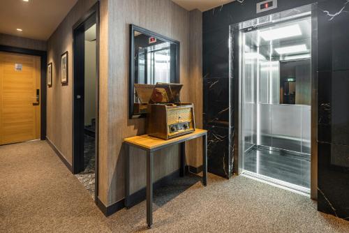 un vestíbulo con ascensor con una habitación con una radio en una mesa en Marius Hotel, en Estambul