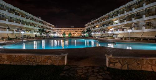 Bazén v ubytování Apartamento frente al mar nebo v jeho okolí