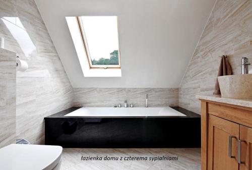 uma casa de banho com uma banheira e uma janela em Królikówka em Stronie Śląskie