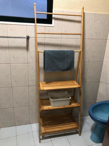 - une étagère en bois dans une salle de bains pourvue de toilettes dans l'établissement Casa Bica do Cais - By the Sea, à Paul do Mar