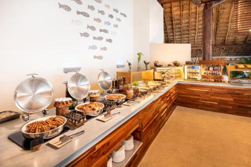 ein Buffet mit Gebäck und anderen Speisen in der Unterkunft Presidente InterContinental Cozumel Resort & Spa by IHG in Cozumel