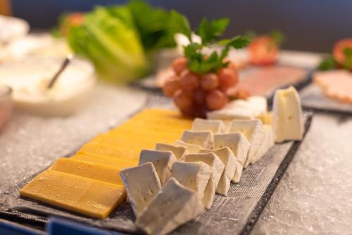 einen Tisch mit Käse und anderen Lebensmitteln darauf in der Unterkunft Presidente InterContinental Cozumel Resort & Spa by IHG in Cozumel