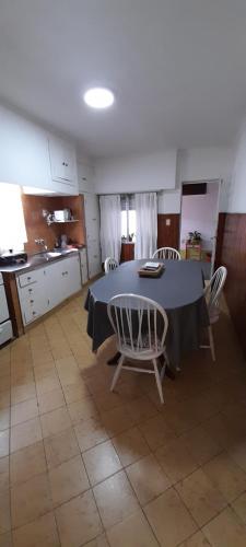 uma cozinha com mesa e cadeiras num quarto em Alquiler Tandil em Tandil