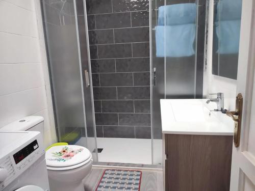a bathroom with a shower and a toilet and a sink at sakina parque paraiso in Parque Holandes