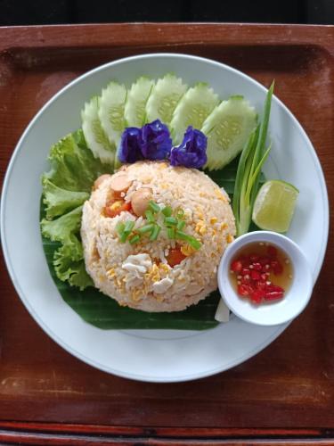 Ban Nam Mao Resort في نا جومتين: طبق بيض من الطعام مع ساندويتش وخضروات