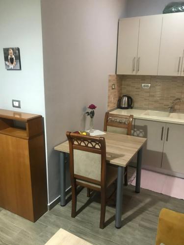 eine Küche mit einem Tisch und Stühlen im Zimmer in der Unterkunft JANO apartment Korce in Korçë