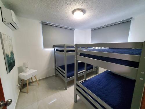 Habitación con 2 literas y escritorio. en Luxury 3-bedrooms near airport in San Juan, en San Juan