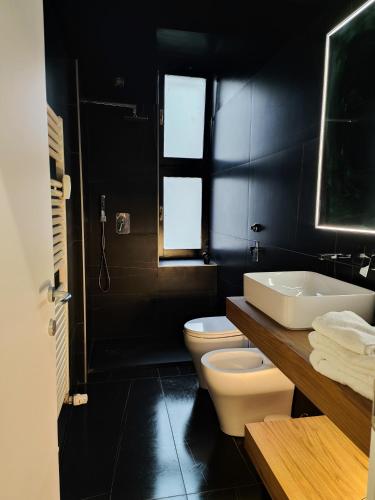 Designed Apartment 2 Bedrooms, 2 Baths in Milan Center - WiFi, AC, steps from Subway M1 and M2, Central Station and Airport connected with Self Check In photo 12