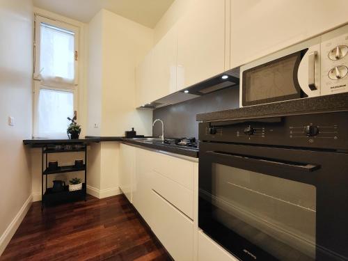 Designed Apartment 2 Bedrooms, 2 Baths in Milan Center - WiFi, AC, steps from Subway M1 and M2, Central Station and Airport connected with Self Check In photo 5