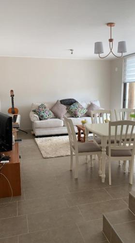 a living room with a table and a couch at Hermosa casa en Bahía inglesa 3 habitaciones in Bahia Inglesa