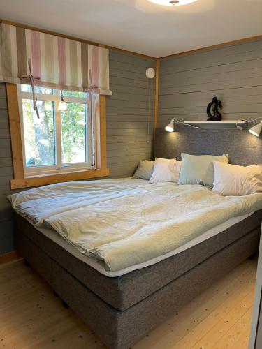 Giường trong phòng chung tại Cozy cabin, neighbour to lake & national park