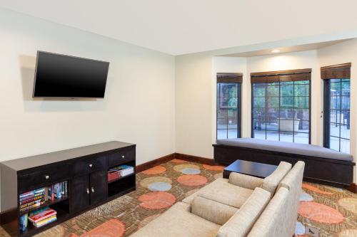 Μια τηλεόραση ή/και κέντρο ψυχαγωγίας στο Staybridge Suites Chandler by IHG