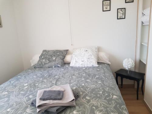 une chambre avec un lit avec des serviettes dessus dans l'établissement Villa Marie, à Graignes