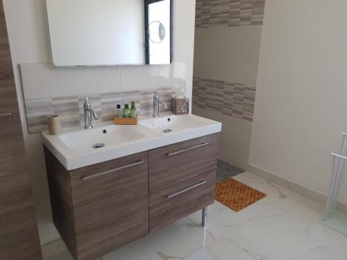 a bathroom with a sink and a mirror at Villa Marie in Graignes