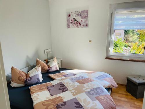 een slaapkamer met een bed en een raam bij Ferienhaus Kastanienallee in Meiningen