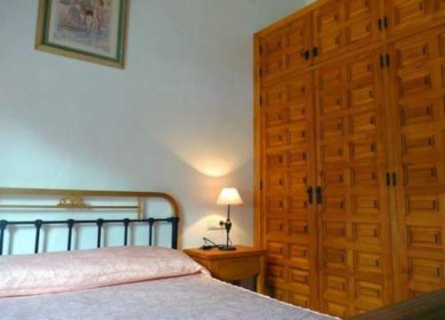 AlmácharにあるHouse - 2 Bedrooms with Pool and WiFi - 03704のベッドルーム1室(ベッド1台付)、木製のドア