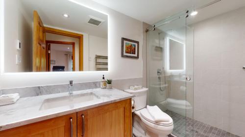 ein Bad mit einem Waschbecken, einem WC und einer Dusche in der Unterkunft Beautiful Golf Course Setting by Harmony Whistler in Whistler