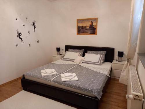 1 dormitorio con 1 cama con 2 toallas en Apartman Felice, en Kraljevica