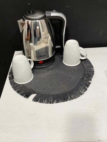 a tea kettle and two cups on a table at B&B Rial in Naples