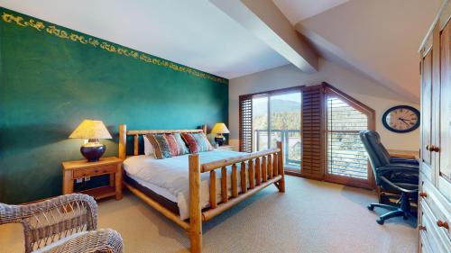 sypialnia z łóżkiem, krzesłem i oknem w obiekcie Golf Course & Mountain Views by Harmony Whistler w mieście Whistler