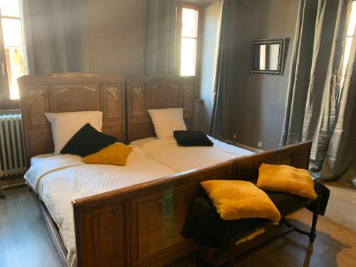um par de camas com almofadas amarelas em Le gîte du chateau dans le centre de schirmeck em Schirmeck