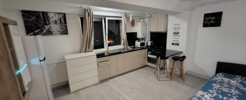 una piccola cucina con frigorifero e tavolo di Studio 32 Bulevardul Oltenia a Craiova