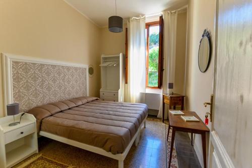 Un dormitorio con una cama grande y una ventana en Borgo Nuovo Housing en Fucecchio