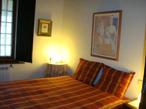 1 dormitorio con 1 cama y una foto en la pared en Quarto Duplo - Monte dos Arneiros, en Lavre