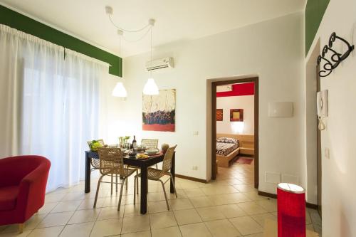 Un comedor y una sala de estar con mesa y sillas. en Al Vicolo Palermo, en Palermo