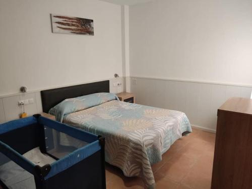 Kleines Zimmer mit einem Bett und einem Tisch in der Unterkunft El rincón de la paz in Cuevas del Almanzora