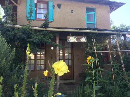 ein Haus mit Blumen davor in der Unterkunft Todo se transforma in Cuchilla Alta