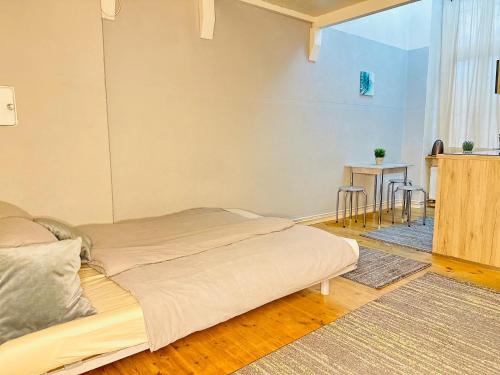 um quarto com uma cama e uma mesa com cadeiras em Studio Apartment in attraktiver und zentraler Lage em Berlim