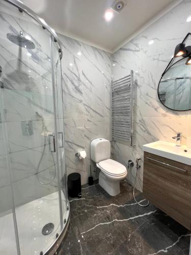 Ένα μπάνιο στο FELLINI SUITES Lungomare near the sea
