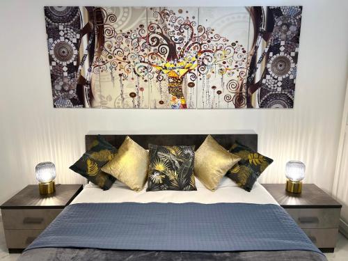 um quarto com uma cama com almofadas e pinturas na parede em FELLINI SUITES Lungomare near the sea em Catânia