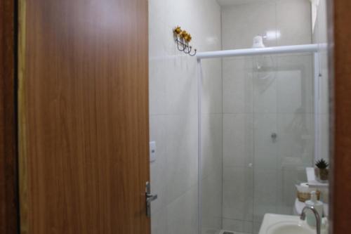 ein Bad mit einer Dusche und einem WC in der Unterkunft apartamento fruto da terra 302 VISTA LATERAL MONTANHAS in Caparaó Velho