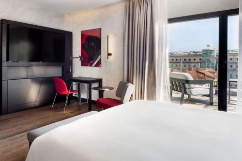 una habitación de hotel con cama y una habitación con vistas en Radisson RED Madrid, en Madrid