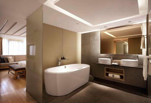 baño grande con bañera y lavamanos en Banyan Tree Club & Spa Seoul, en Seúl