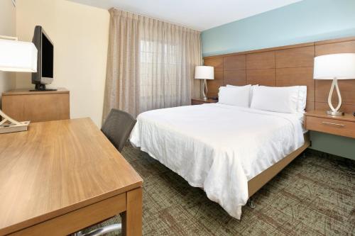 ein Hotelzimmer mit einem Bett und einem Schreibtisch in der Unterkunft Staybridge Suites Corning, an IHG Hotel in Corning