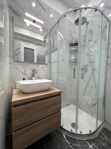 Ένα μπάνιο στο FELLINI SUITES Lungomare near the sea