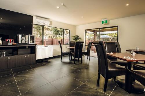 een keuken en eetkamer met een tafel en stoelen bij Greenlane Suites in Auckland