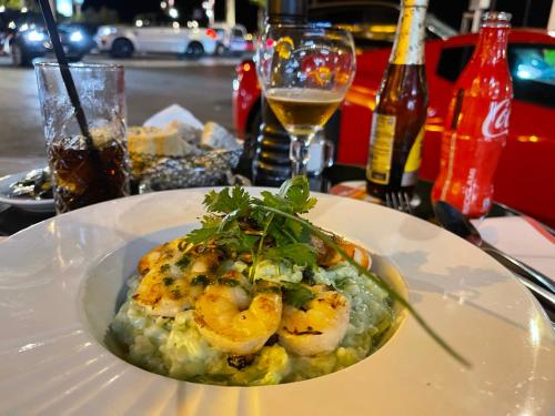 une assiette de nourriture avec crevettes sur une table dans l'établissement New - cosy & nice Apartment in Palais Miramar, à Cannes